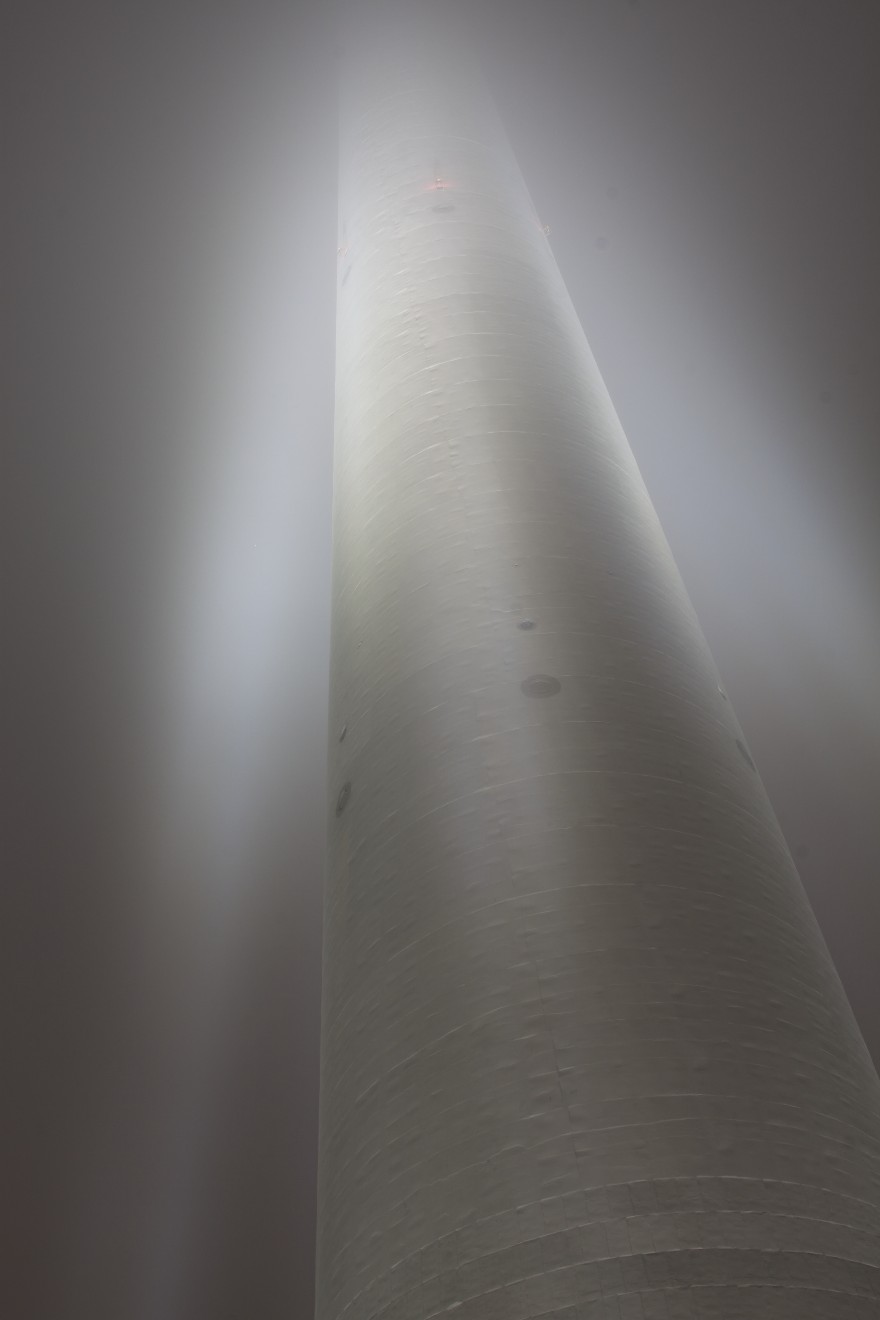 Der Berliner Fernsehturm im Nebel