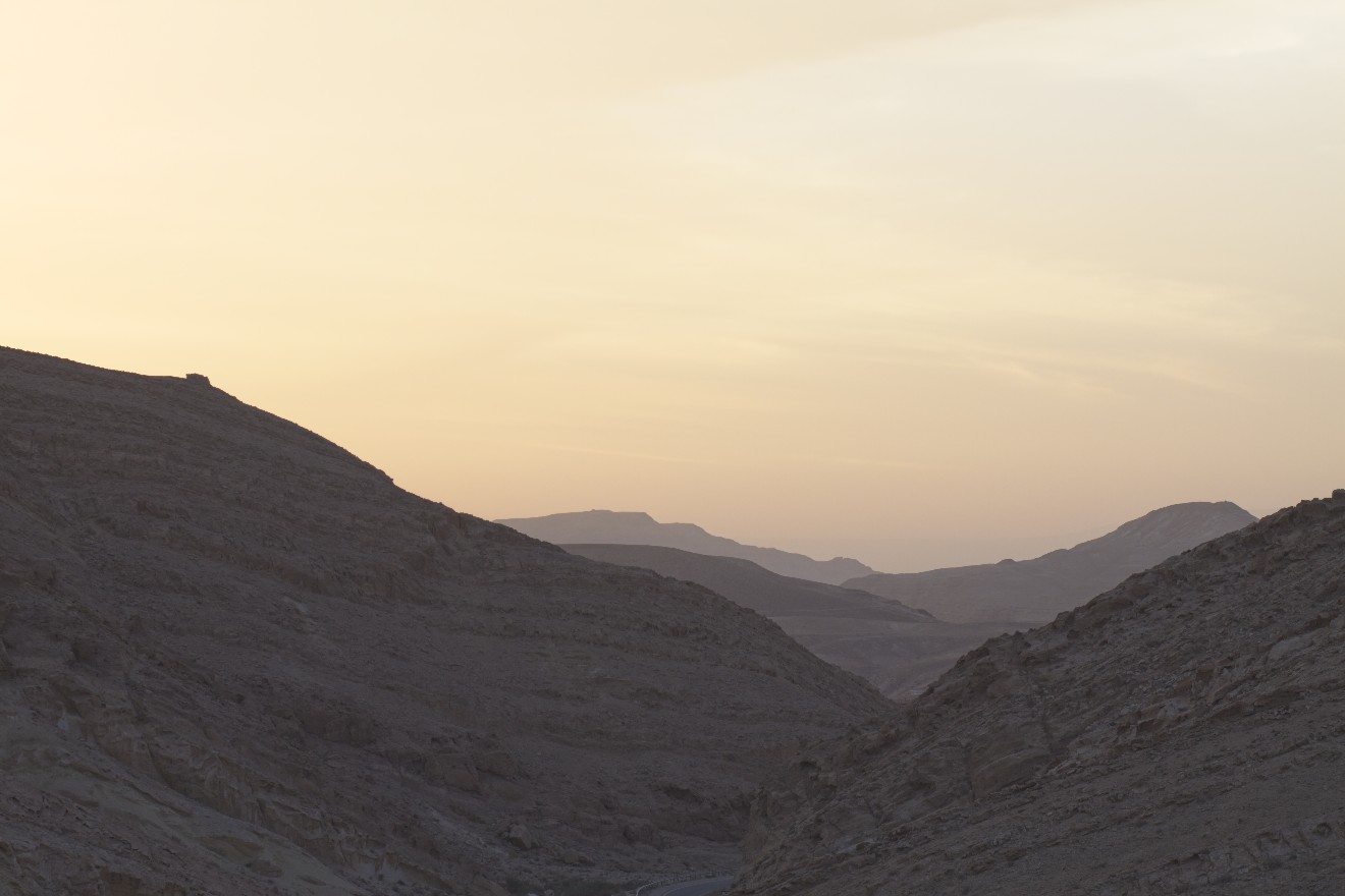 Sonnenaufgang über Gebirge in der Negev-Wüste