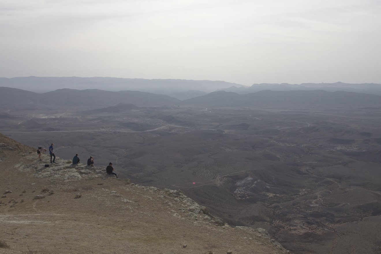 Blick auf einen Erosionskrater in der Negev-Wüste.