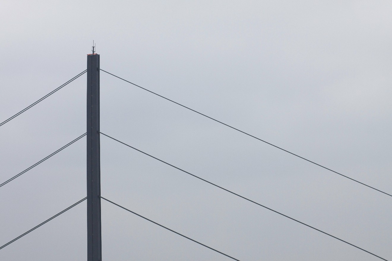 Stahlseile an der Rheinkniebrücke in Düsseldorf.