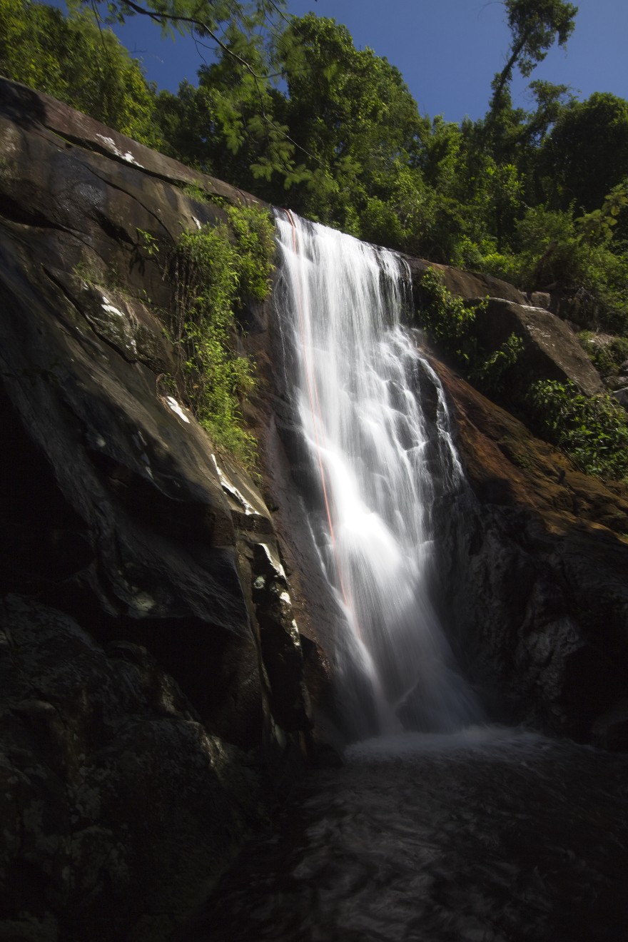 Wasserfall auf der Ilha Grande in Brasilien.
