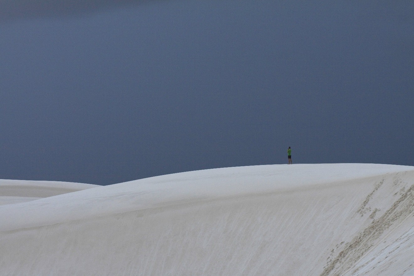 Photographierender Mann auf einer Düne  in den Lençóis Maranhenses, Brasilien.