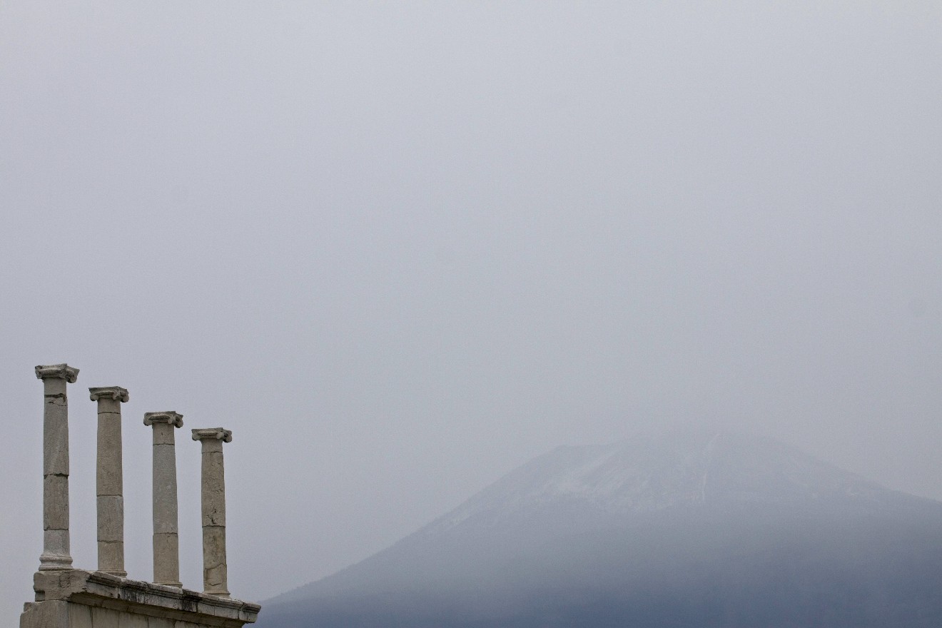 Säulen in Pompeij vor dem Vesuv