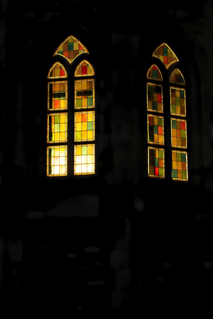 Fenster einer Kirchenruine auf dem Schloss Buda in Budapest.